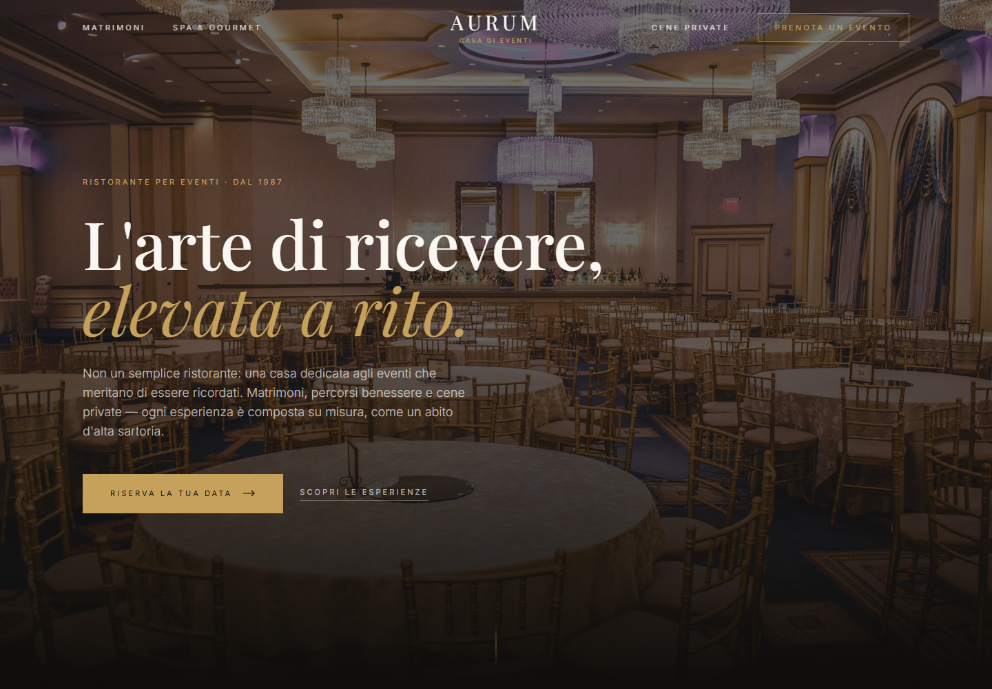 Homepage del sito AURUM: sala per eventi con lampadari e il titolo «L'arte di ricevere, elevata a rito»