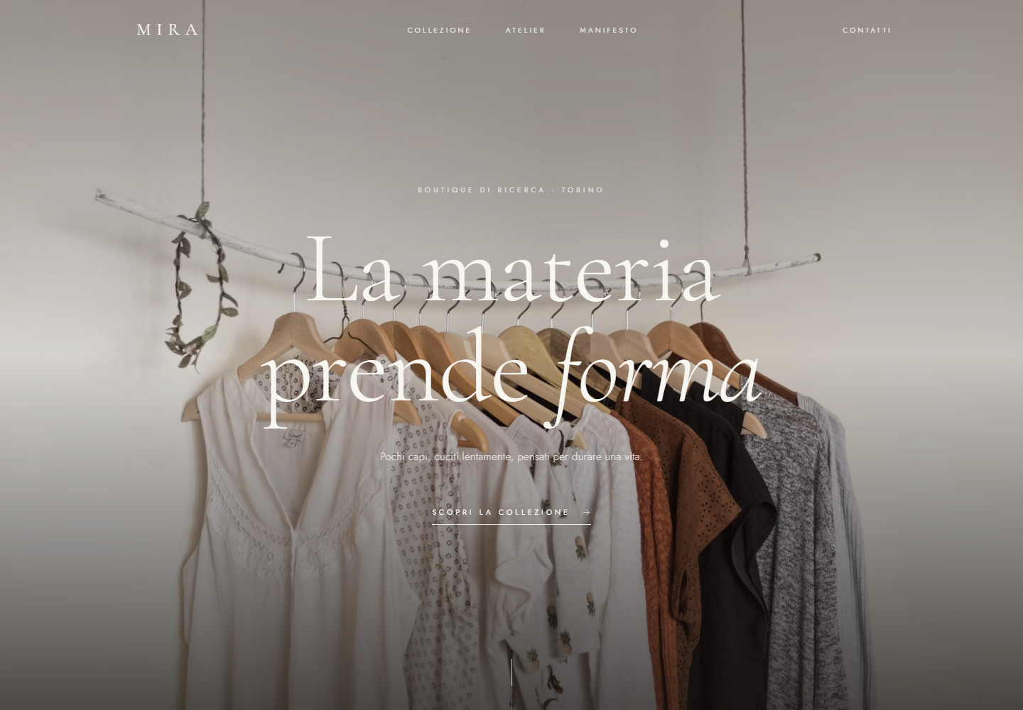 Homepage del sito MIRA: capi d'abbigliamento appesi e il titolo «La materia prende forma»